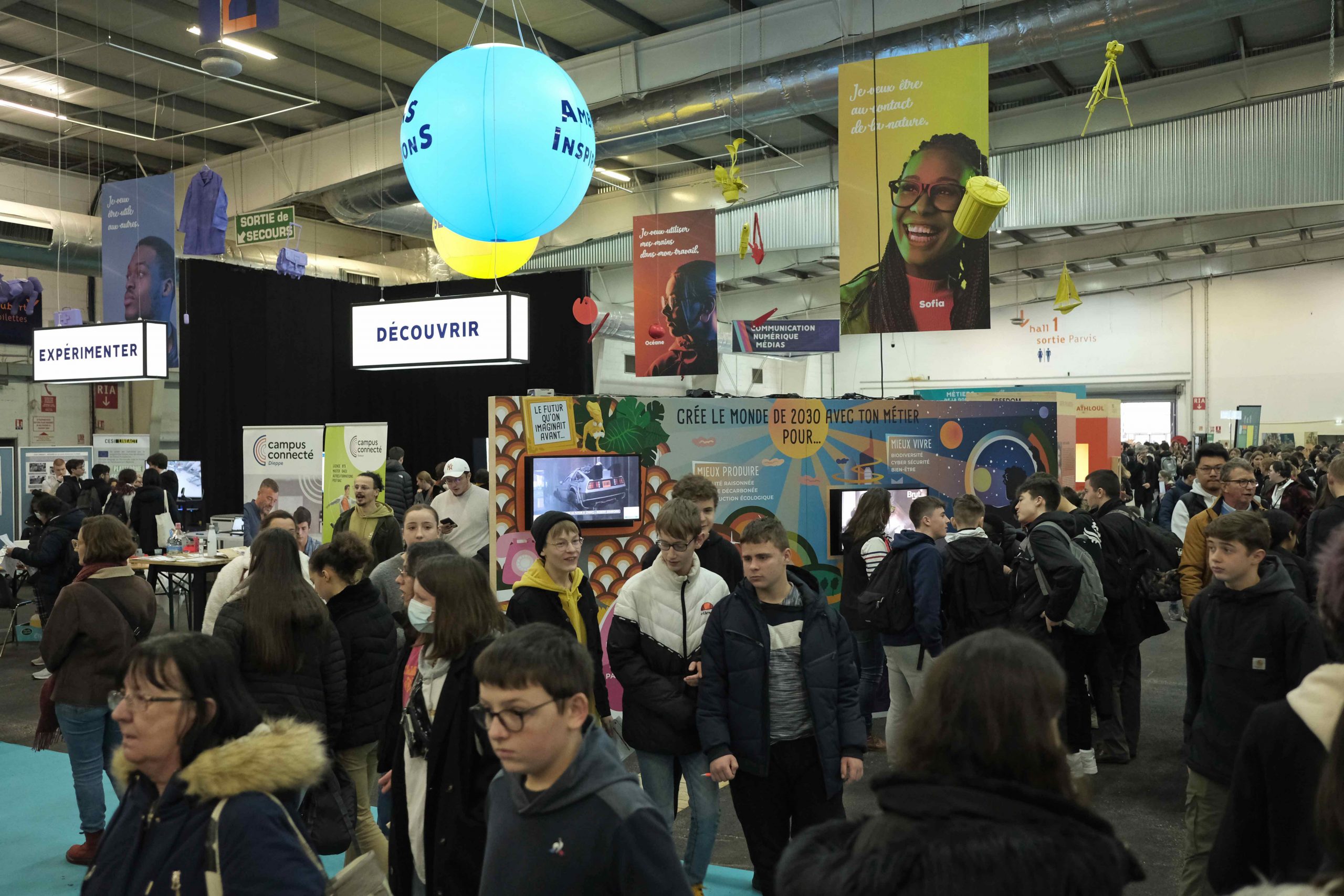 Régie générale, scénographie et signalétique réalisées pour le Salon de l’Orientation et des Métiers à Rouen en 2023.