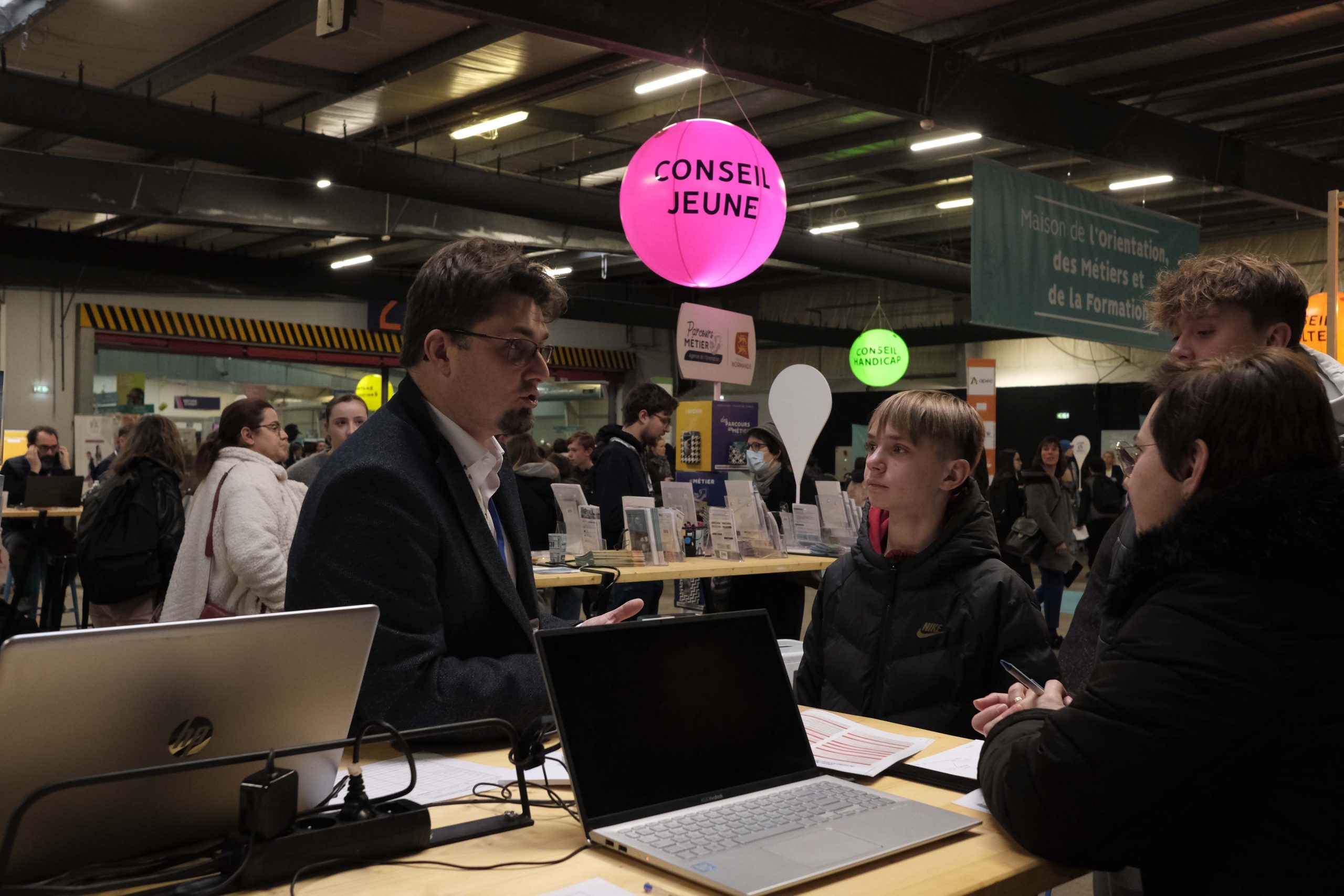 Régie générale, scénographie et signalétique réalisées pour le Salon de l’Orientation et des Métiers à Rouen en 2023.
