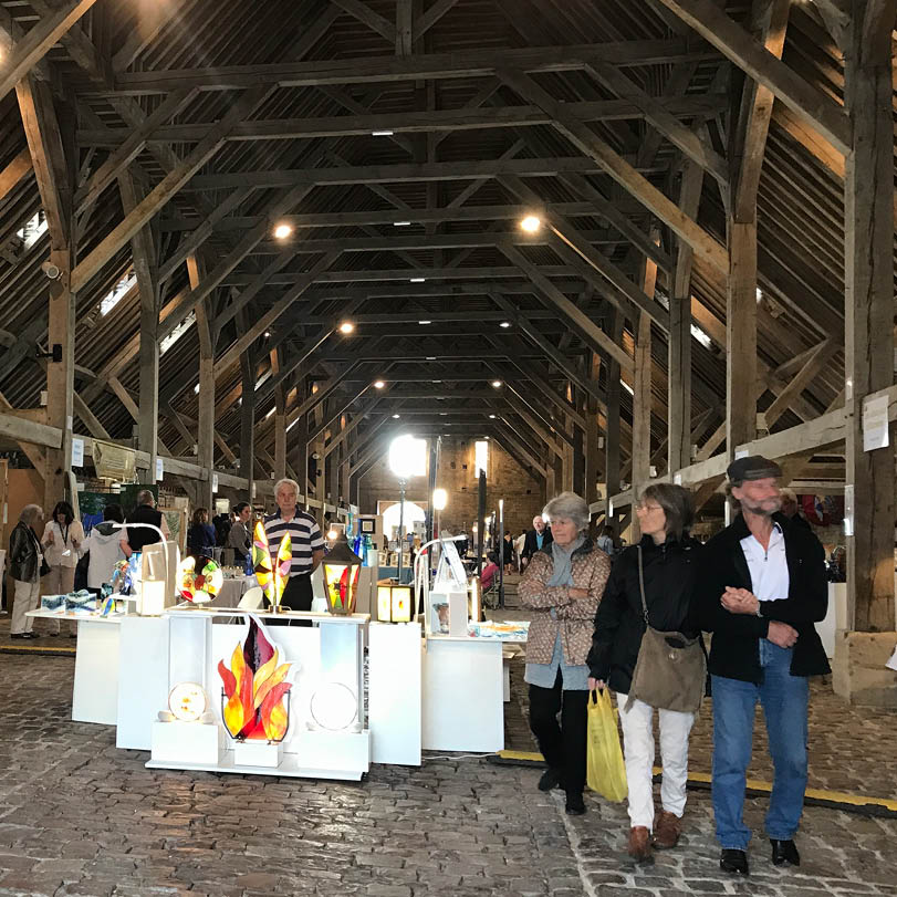 Mise en place du salon des métiers d’Art à Saint-Pierre-sur-Dives en 2022.