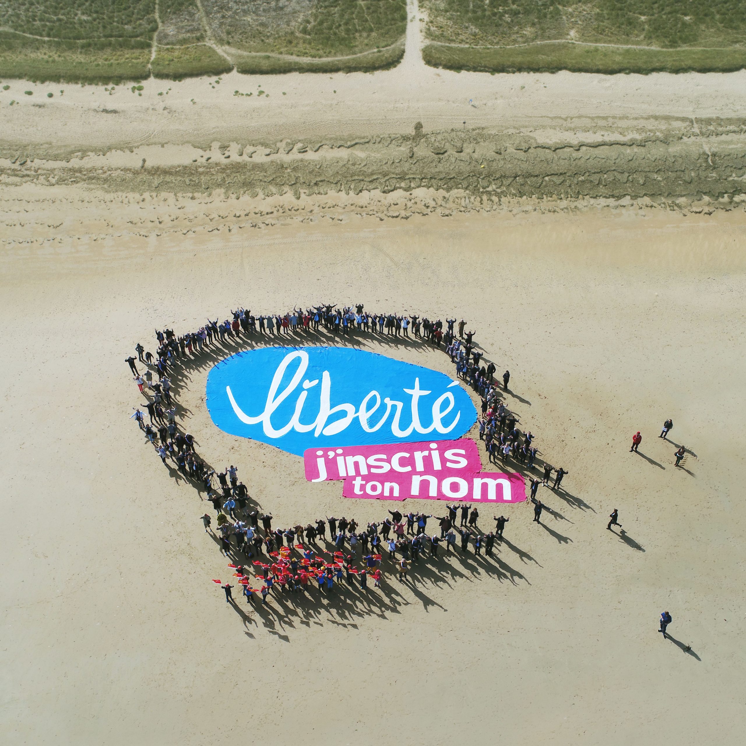 Peinture « Liberté j’inscris ton nom » sur les plages du débarquement en 2018 pour Normandie pour la Paix.