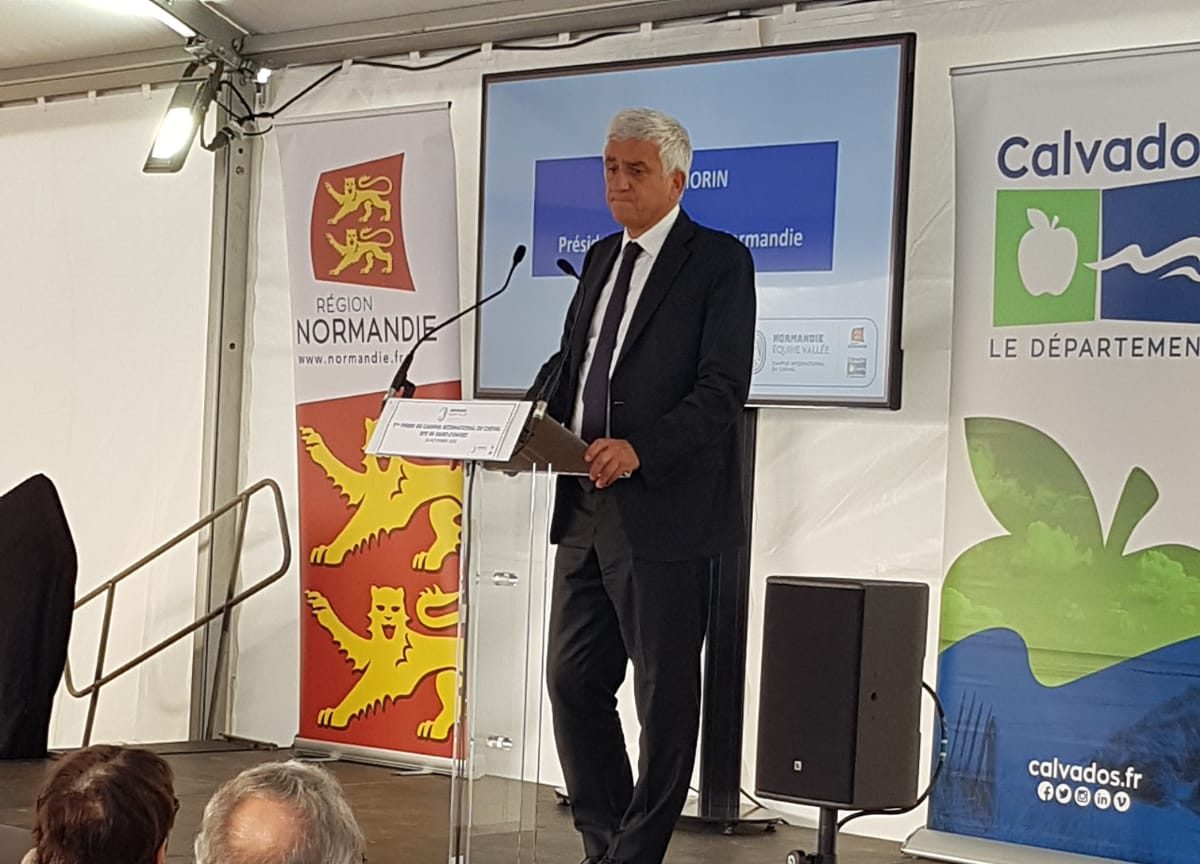 Pose de la 1<sup>ère</sup> pierre du Campus Normandie Equine Vallée en 2022.