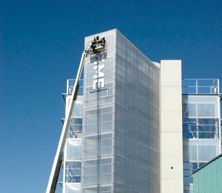 Installation du logo LE DOME à Caen.