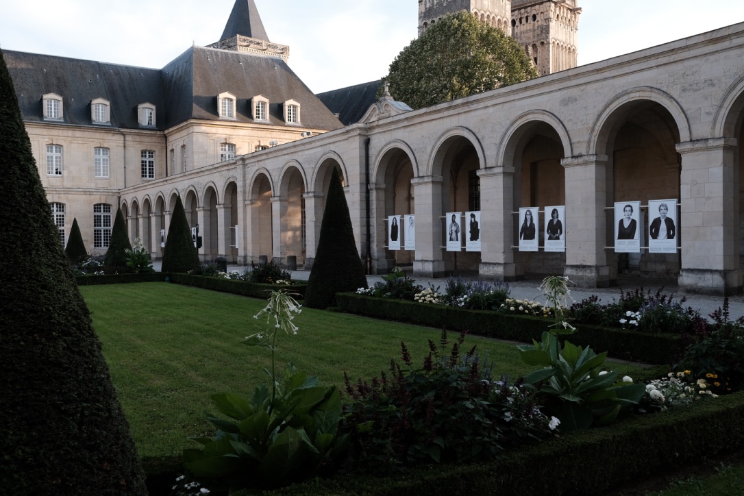 Mise en place de l'exposition « Libres et Égales » à l'Abbaye aux Dames à Caen en 2021.