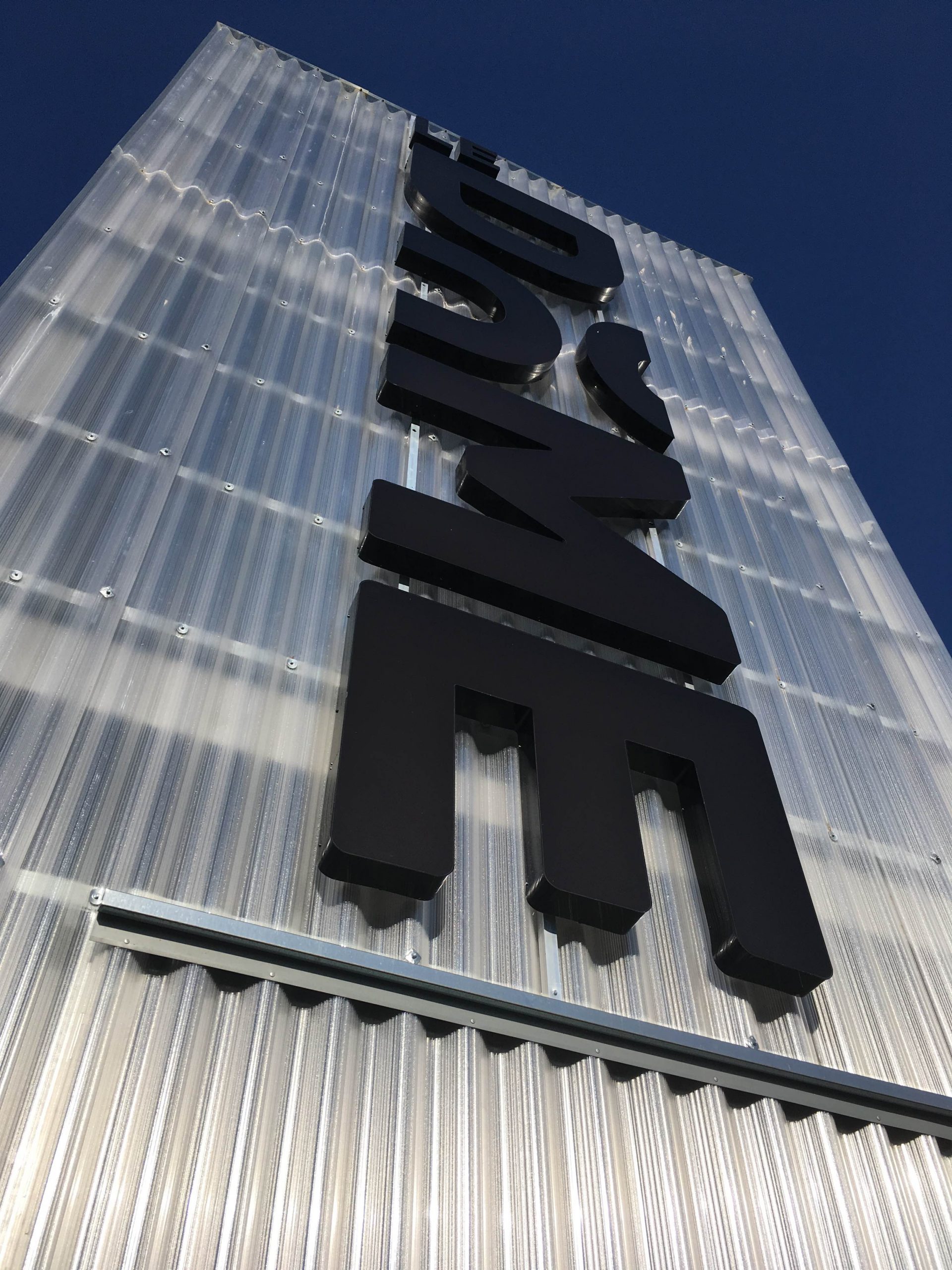Installation du logo LE DOME à Caen.