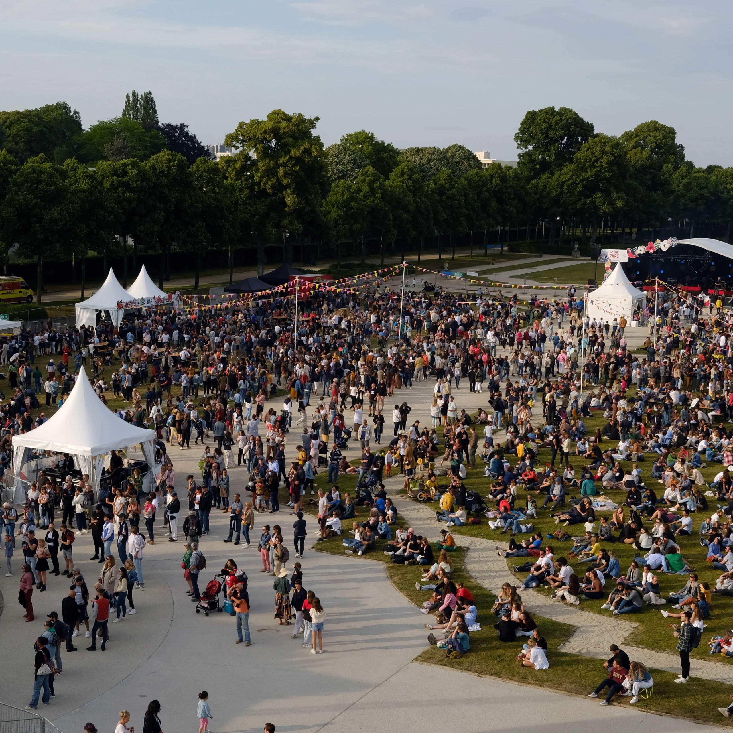 Conception et réalisation de la scénographie et de la régie générale de la Fête de la Musique 2022 à l’Abbaye aux Dames à Caen. 