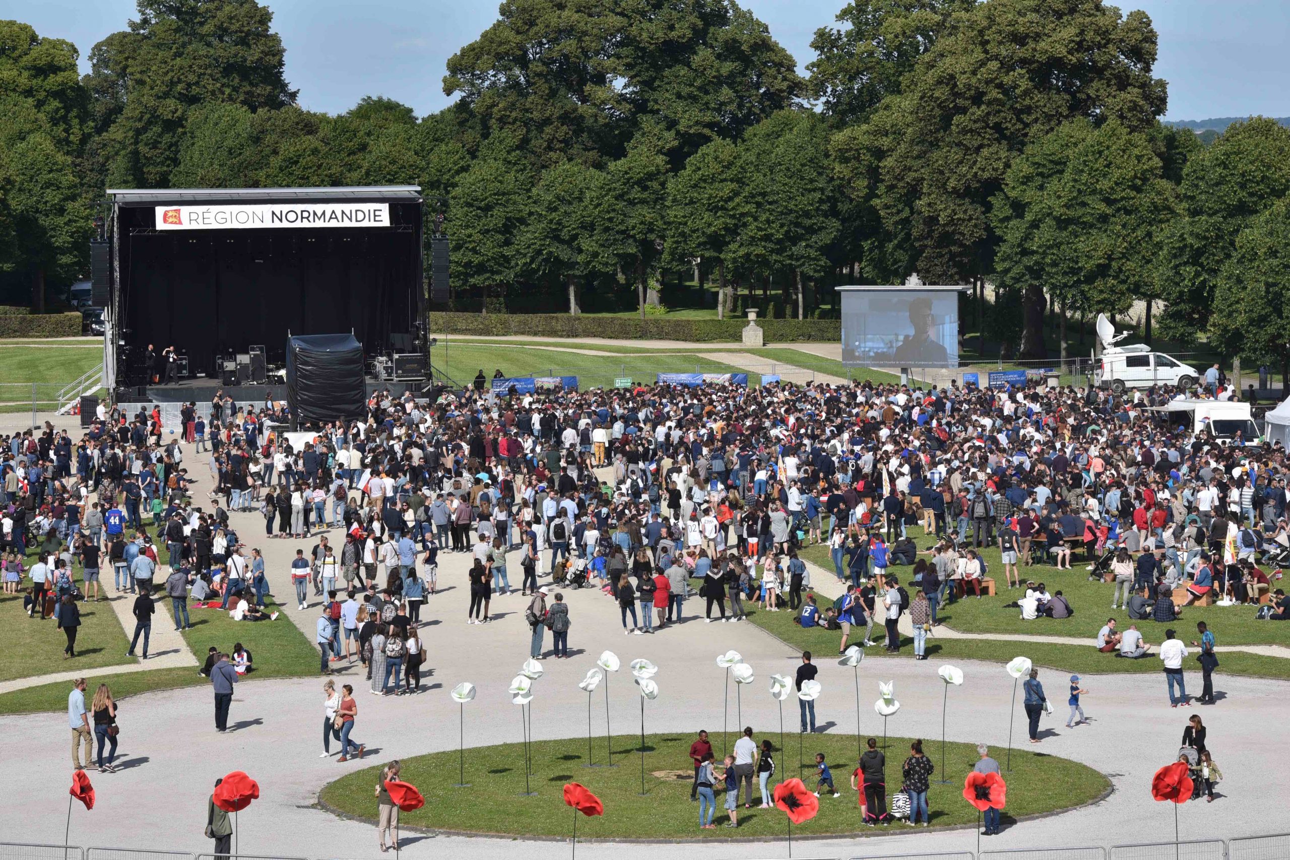 Conception et réalisation de la scénographie et de la régie générale de la Fête de la Musique 2018 à l’Abbaye aux Dames à Caen. 