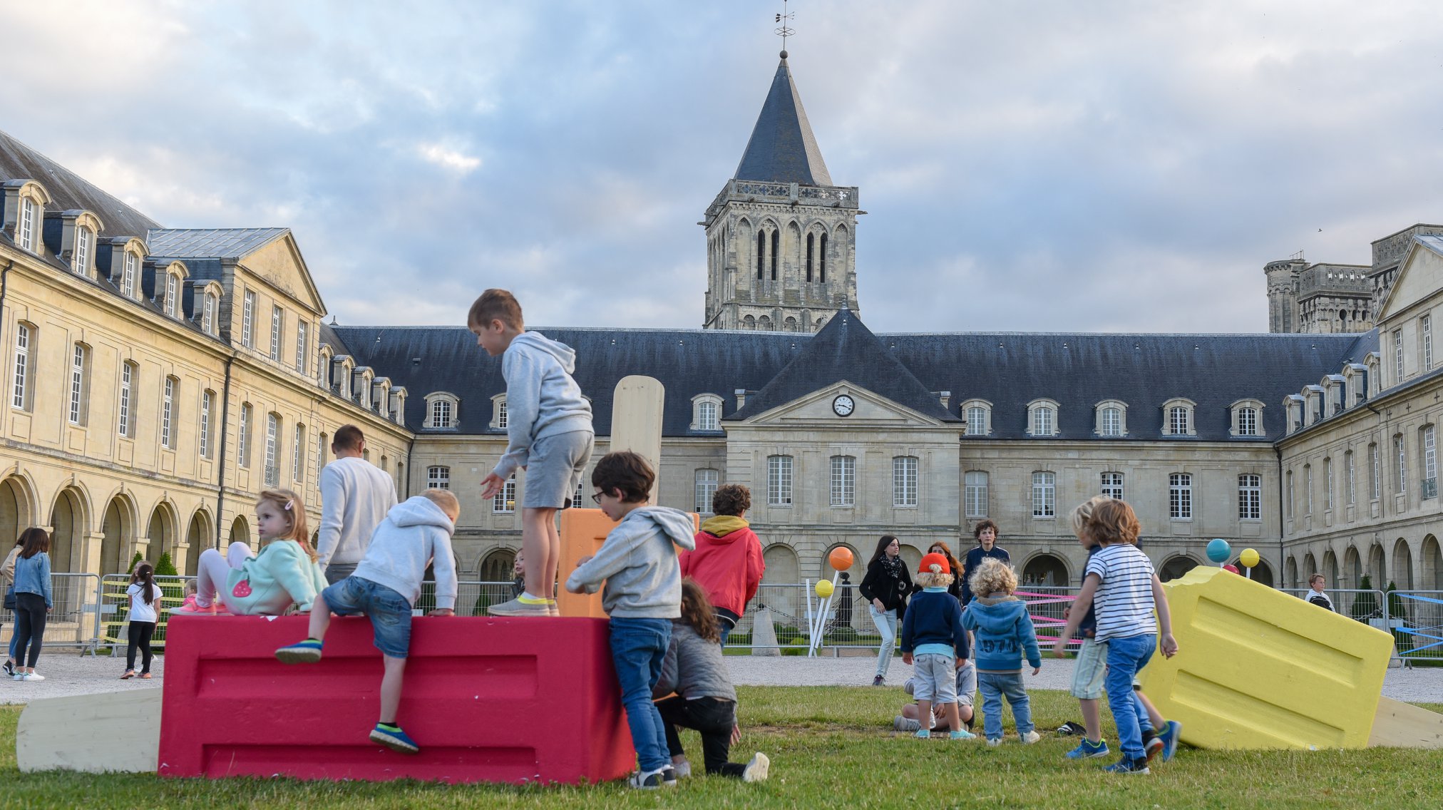 Conception et réalisation de la scénographie et de la régie générale de la Fête de la Musique 2019 à l’Abbaye aux Dames à Caen.